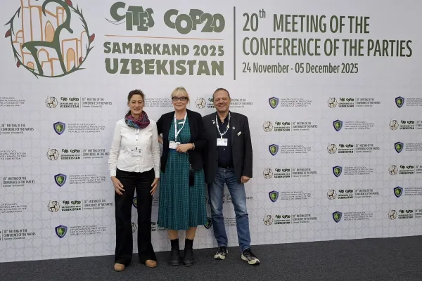 ProWildlife-Delegation vor dem Panorama-Plakat zur 20. COP der Weltartenschutzkonderenz (CITES) 2025